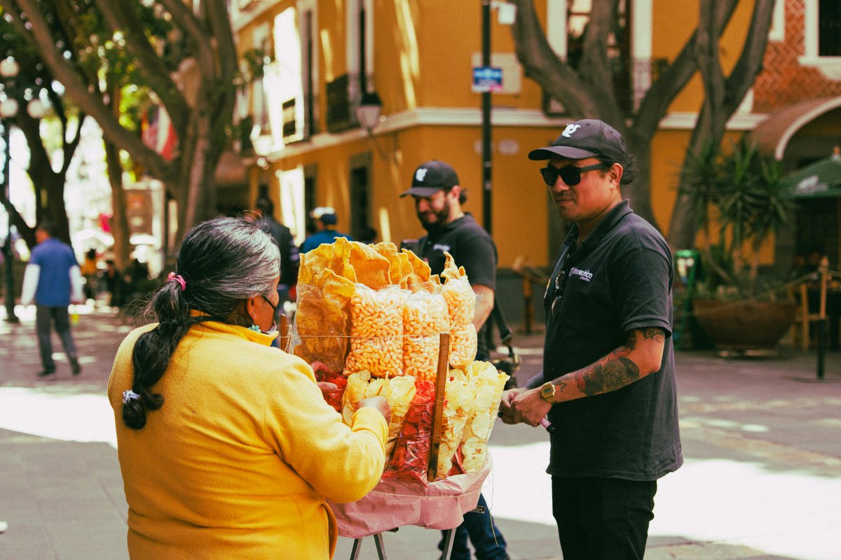 UVMMEXICO's tweet photo. 📊 En México, el comercio informal es parte del día a día.

El 94% de los consumidores reconoce haber comprado en este sector recientemente.
Precio, acceso y conveniencia siguen marcando la decisión.
 
Consulta el estudio del @CopUVM 👇
https://t.co/cZuKaDHXrx https://t.co/ycmScUxRem