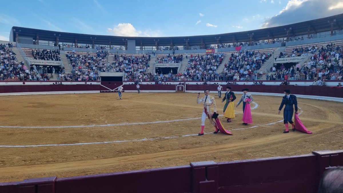 modesto_prado's tweet photo. @ruben_prz Tras el fracaso, como tú dices... Yo estuve allí y había tres cuartos de aforo; que, por cierto, de tu gremio no llegaban a treinta (de eso no dices nada...). Incluso se cumplió la efeméride de la primera corrida de toros celebrada el 3 de mayo de 1896, actuando Rafael 'el Gallo https://t.co/s6B0nYmB0g