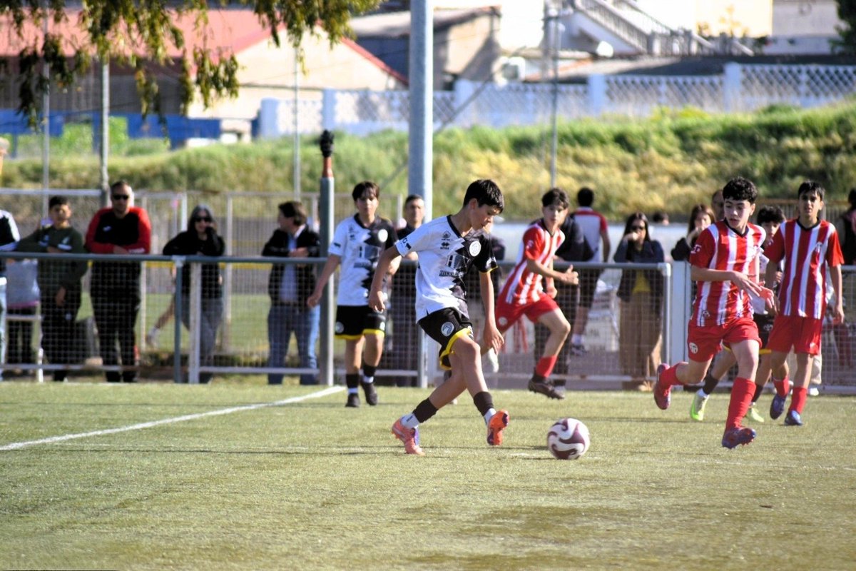 USCFbase's tweet photo. ⚽ Alejandro Barros debutó hace unas semanas con el Infantil B en Segunda Regional frente al @RVcantera B. 

Además, el pasado fin de semana, también disputó minutos con el Infantil C ante @cdmpizarrales. 

#ConstruyendoUSCF🏗️ https://t.co/NmJa77TMQw