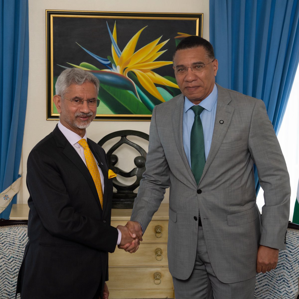 DrSJaishankar's tweet photo. Pleased to call on Prime Minister @AndrewHolnessJM in Kingston.

Conveyed the greetings of PM @narendramodi. Discussed deepening our political, economic and people to people cooperation. Value his commitment towards further strengthening India-Jamaica relations.

🇮🇳 🇯🇲 https://t.co/DS67nSinim