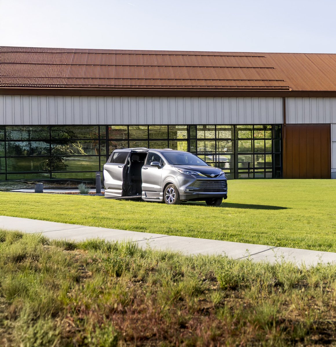 VantageMobility's tweet photo. Experience ultimate freedom and innovation with the Toyota Northstar wheelchair accessible van—where advanced accessibility meets Toyota’s trusted reliability, all-wheel drive, and hybrid performance. 

Ready to elevate your journey? https://t.co/YTIbeHYABz