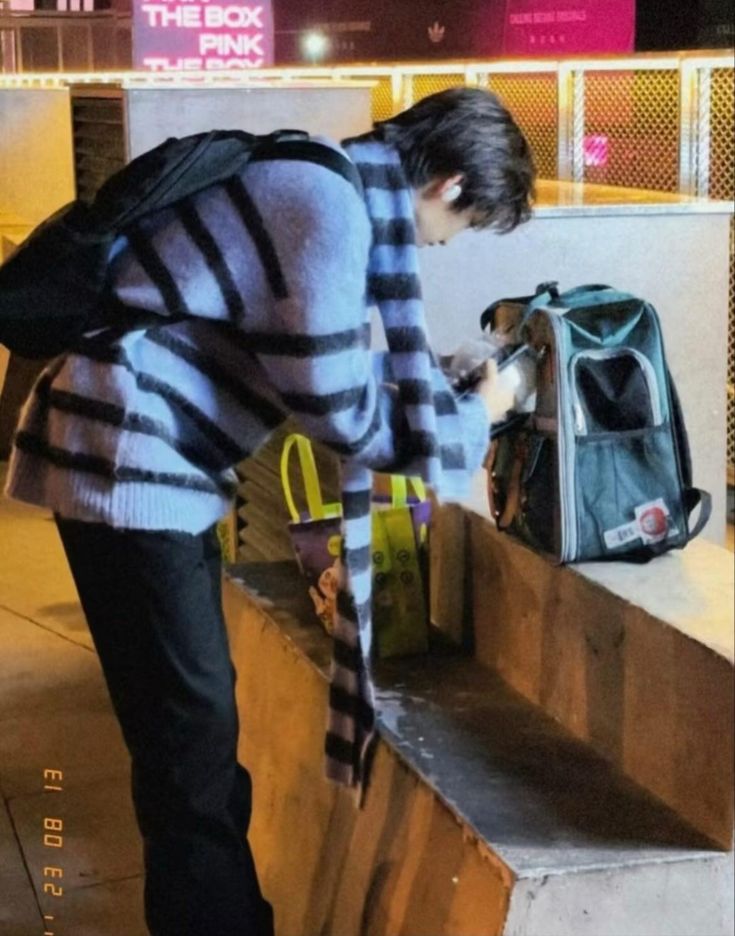 찍사분이 대체 누구시길래
막 인형놀이 하면서 이 옷 입히고 난리.