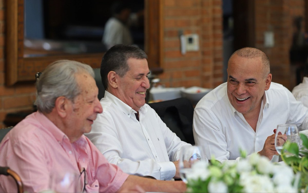 ¡Amena reunión del comando de Honor Colorado! 

Trabajamos en equipo y unidos al servicio del país. 🚩🇵🇾💪🏻