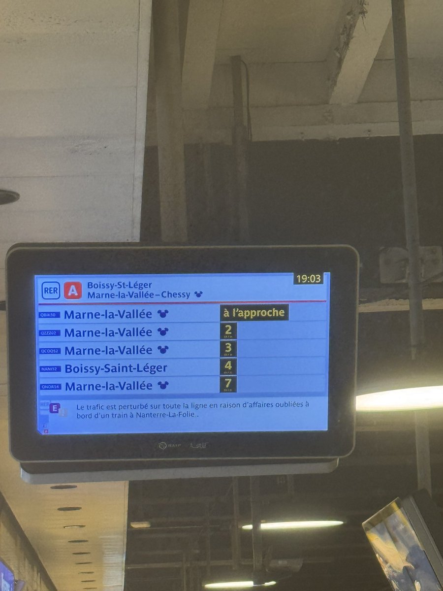 orchyde92's tweet photo. @RER_A @ClientsRATP @IDFmobilites À Vincennes depuis 18h30 pr Boissy seulement 2 trains qui st blindés, impossible de monter Comme d’hab, cette branche est la grande oubliée Les MLV s’enchaînent sans adaptation et avec les perturbations c’est encore pire Pourquoi ne jamais rééquilibrer https://t.co/FTkZnc0PoK