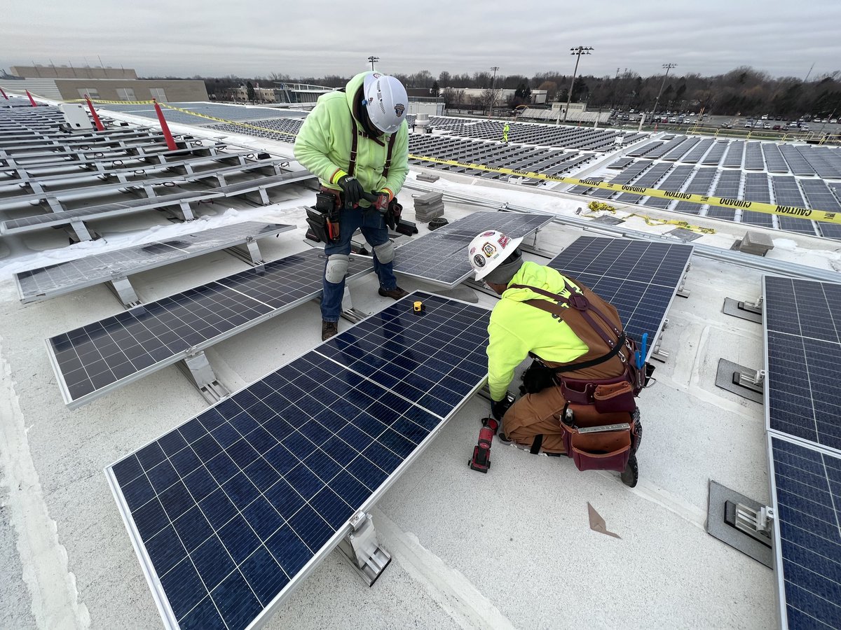 ClimateJobsIL's tweet photo. Prevailing wages. Project labor agreements. Local hiring requirements.  

These aren't just union priorities — they're the building blocks of a clean energy economy that works for everyone in Illinois, not just shareholders.

#PrevailingWage #ClimateJobsIL #LaborStandards https://t.co/HnjlXwCOH0