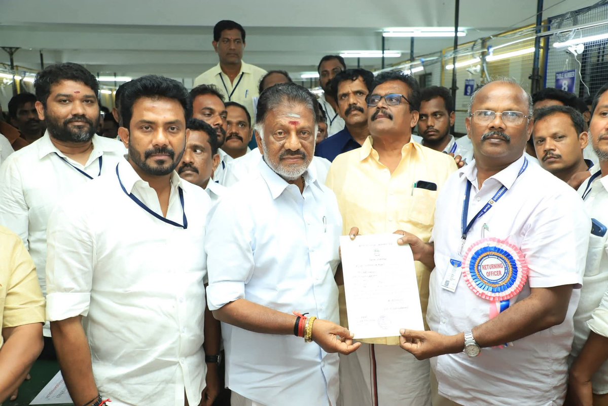 2026 போடிநாயக்கனூர் சட்டமன்றத் தொகுதியில் வெற்றி பெற்றபின் வெற்றி சான்றிதழை பெற்றுக்கொண்டார் மாண்புமிகு தமிழக முன்னாள் முதல்வர் ஐயா திரு ஓ.பன்னீர்செல்வம் MLA அவர்கள்

#DMK
#தங்கமகன்ஓபிஎஸ் 
#Bodinayakkanur 
#election2026