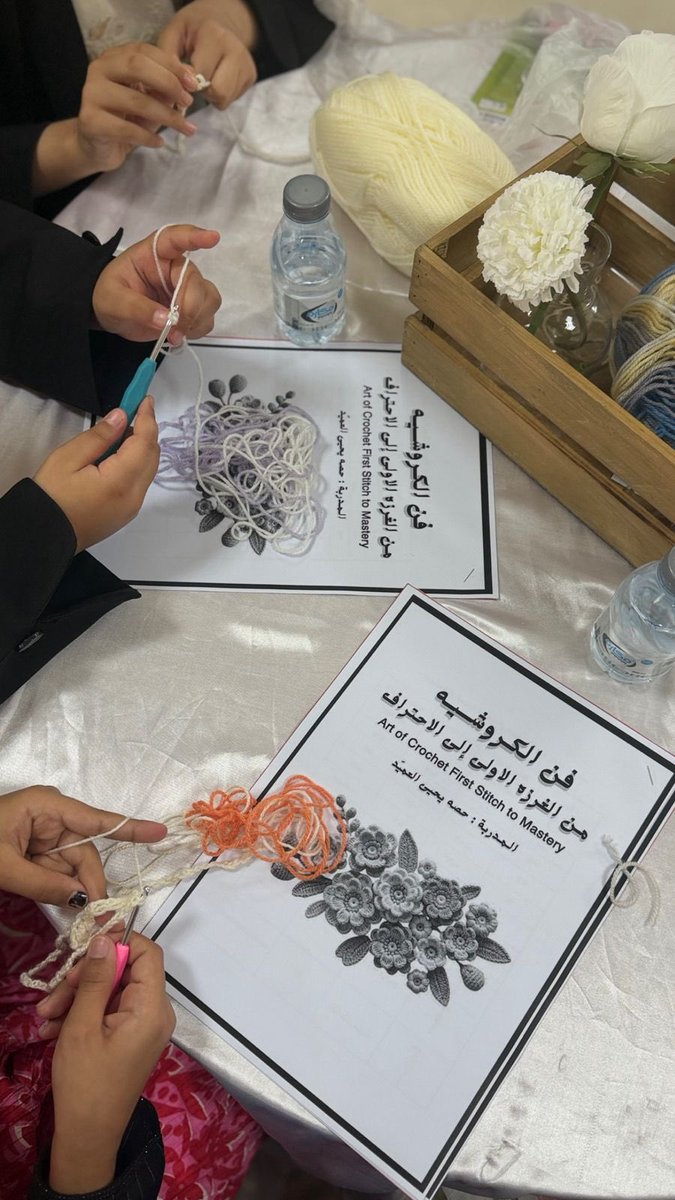 sdc_sh's tweet photo. اليوم الثاني من دورة ( فن الكورشيه ) التي تنظمها #تنمية_الشماسية عبارة عن:
شرح الرموز  الأساسية للكروشيه
طريقة غسل الصوف
البدء بمشروع يضم غرزتي الحشو والنصف عامود
التوسع والدقه بالغرز

هذه الدورة ضمن برنامج ( تأهيل الفتيات )
الذي هو برعاية من مؤسسة عبدالله العثيم وأولاده الخيرية. https://t.co/U8k8s4peXv