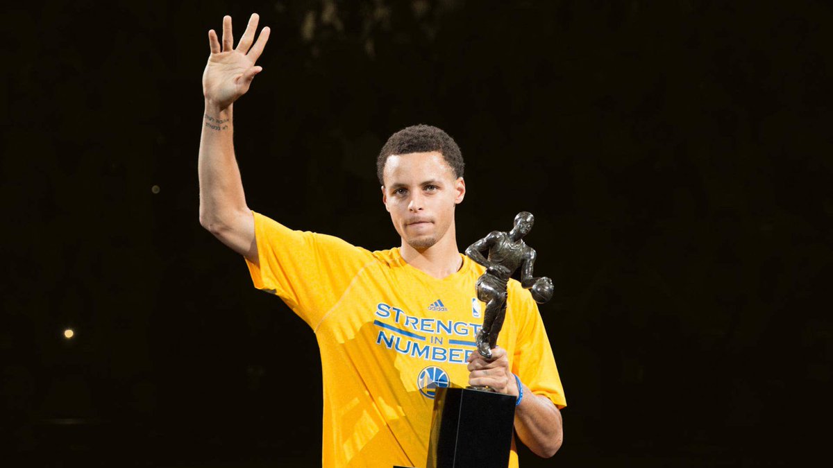 WarriorsLatam_'s tweet image. MVP 2014-15🏆📝

Un día cómo hoy, pero hace 11 años, Stephen Curry ganaba su primer MVP.

23.8 puntos
7.7 asistencias
2.0 robos
53% en dobles
44% en triples (8.1 intentos)

- 286 triples anotados, récord en su momento.
- 2º en la liga puntos totales.
- 4º en asistencias totales.