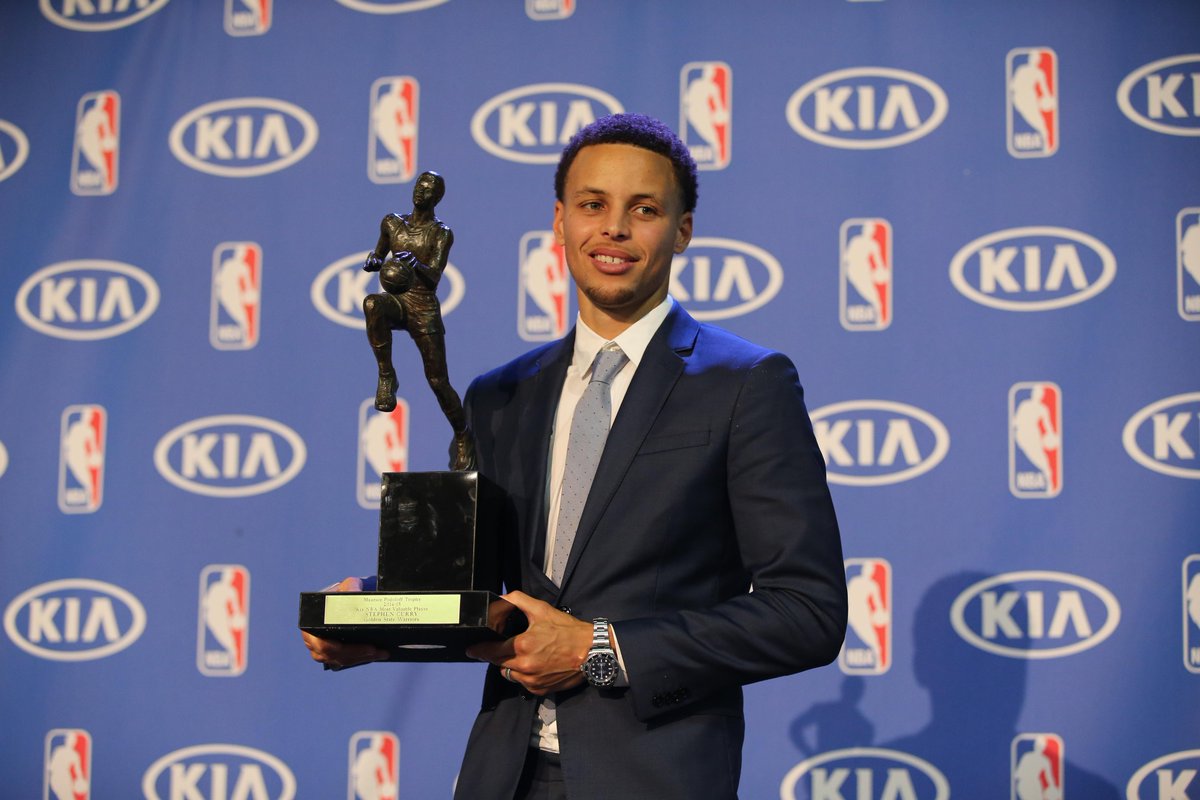 WarriorsLatam_'s tweet image. MVP 2014-15🏆📝

Un día cómo hoy, pero hace 11 años, Stephen Curry ganaba su primer MVP.

23.8 puntos
7.7 asistencias
2.0 robos
53% en dobles
44% en triples (8.1 intentos)

- 286 triples anotados, récord en su momento.
- 2º en la liga puntos totales.
- 4º en asistencias totales.