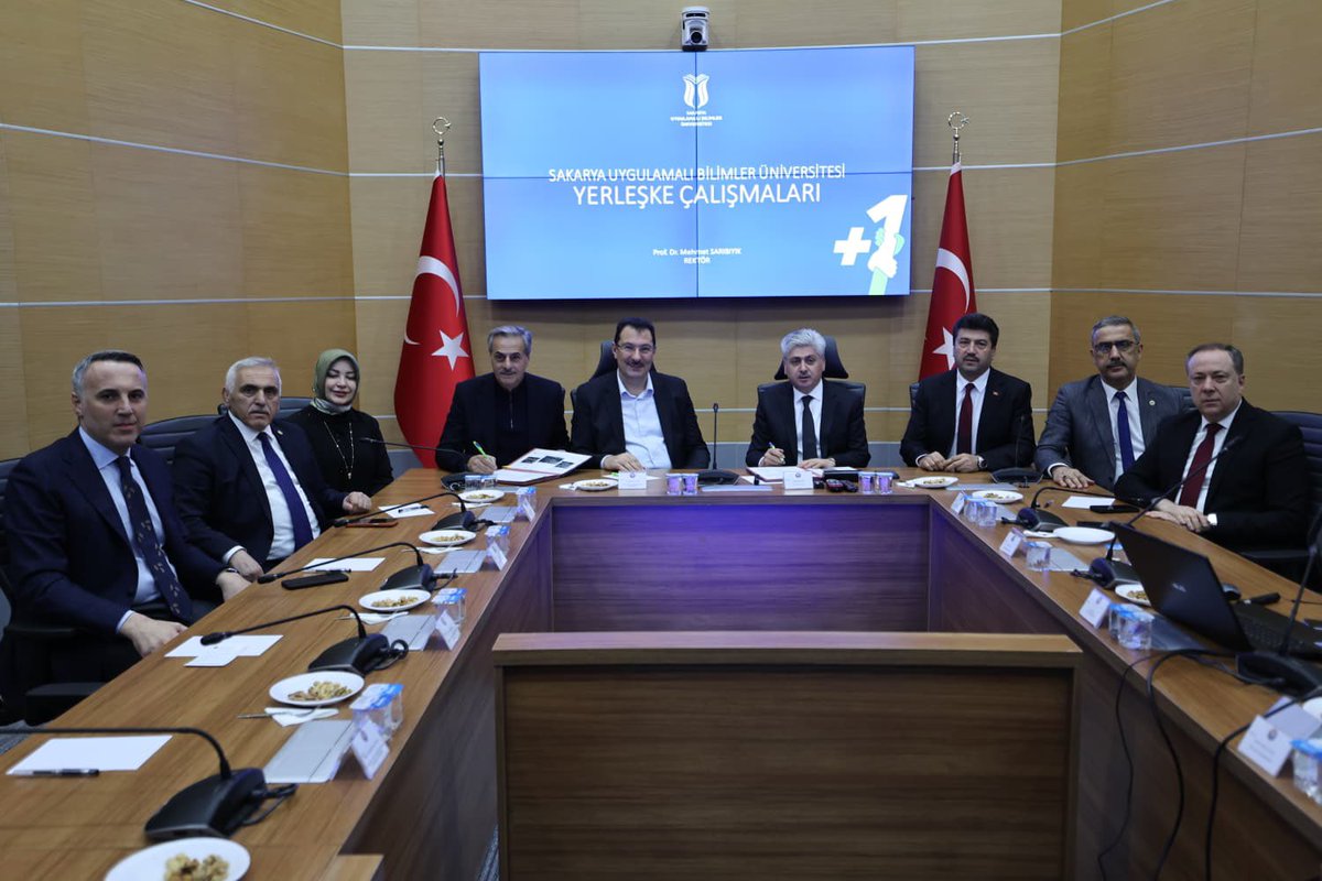 SubuOfficiall's tweet photo. Merakla beklenen yeni kampüs alanımız için tarihi bir adım atıldı.

Sakarya Valiliği’nde düzenlenen törenle, merkez kampüsümüze ilişkin protokol Vali Rahmi Doğan, Büyükşehir Belediye Başkanı Yusuf Alemdar ve Rektörümüz Prof. Dr. Mehmet Sarıbıyık tarafından imzalandı.

Kısa süre içerisinde Arifiye ve Sapanca ilçeleri arasında bulunan arazide başta Rektörlük binası olmak üzere yerleşke inşa sürecinin hızla başlatılması hedefleniyor.

Ülkemize, şehrimize ve üniversitemize hayırlı olsun.

Detaylar 👇
🔗 https://t.co/C51tVy6Rma