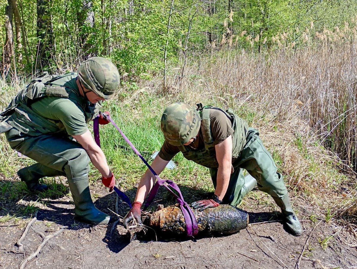 17WBZ's tweet photo. W powiecie żarskim ujawniono niebezpieczne znalezisko–bombę lotniczą FAB-50 z czasów II wojny światowej.
Po szybkim przybyciu na miejsce i dokładnym rozpoznaniu, saperzy z #21ps bezpiecznie podjęli niewybuch.
Materiał został zniszczony na krośnieńskim poligonie.
#5bsap #17WBZ https://t.co/i3JUwj993p