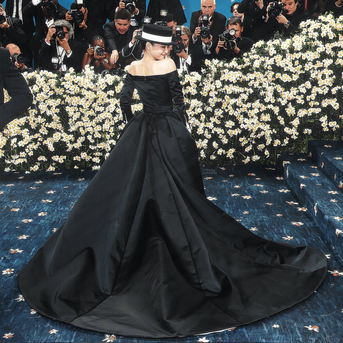 Aryjenzz's tweet photo. Never forget this iconic look of jennie🖤

#JENNIE #METGALA #ODDATELIER https://t.co/OxrfiEsPVi