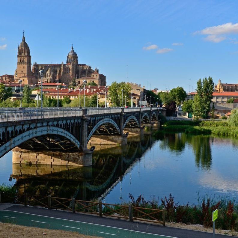 Alestrader's tweet photo. 6/ SALAMANCA, vivir en una ciudad histórica (sin pagar precios de gran ciudad)

Todo el mundo la visita.

Pocos se quedan.

Y ahí está la oportunidad.

Salamanca es una de las ciudades más bonitas de España…

pero sigue fuera del radar cuando se trata de vivir.

Error.

Porque aquí tienes historia, ambiente y calidad de vida en equilibrio.

Población: ~145.000 habitantes. Ciudad universitaria. Vida todo el año.