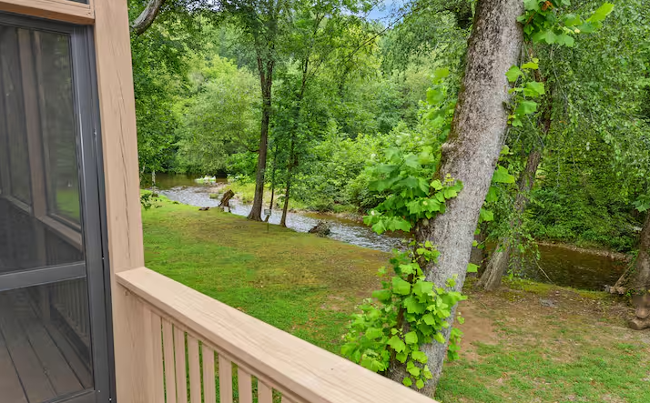 AlpineHelen's tweet photo. Want walkable and cozy? Try Charmant Retreat German Cottage. Prefer riverside quiet? Take a look at Riverside Trout Cottage. Turns out there’s a stay for every style in #AlpineHelenGA.

https://t.co/eP3Il1H066 https://t.co/tvm26zRNE1