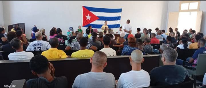 TppSantiagocuba's tweet photo. En #SantiagodeCuba  jueces y la CTC intercambiaron con sancionados en libertad.  
 Se puntualizaron obligaciones, pero también se defendieron sus derechos, como reconoce la Constitución.  

#JusticiaEfectivayTransparente #CubanosConDerechos #CubaVencerá
@TSupremoCU https://t.co/R5ICBnxebs