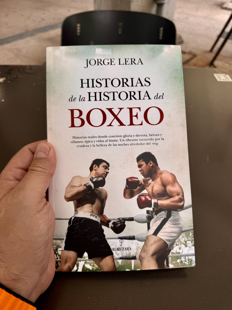 JulianVesga73's tweet photo. Llegar a la tienda, abrir el correo y encontrarte con que tu amigo @jorgelerabox te ha enviado su último libro.
Para los que no lo conocéis: Jorge conduce el podcast, @LibraXLibra_Box. Y escribe así de bien.
Gracias, por la dedicatoria y por acordarte.
Cc @AlmuzaraLibros 🥊 https://t.co/Di5BMhh7qi