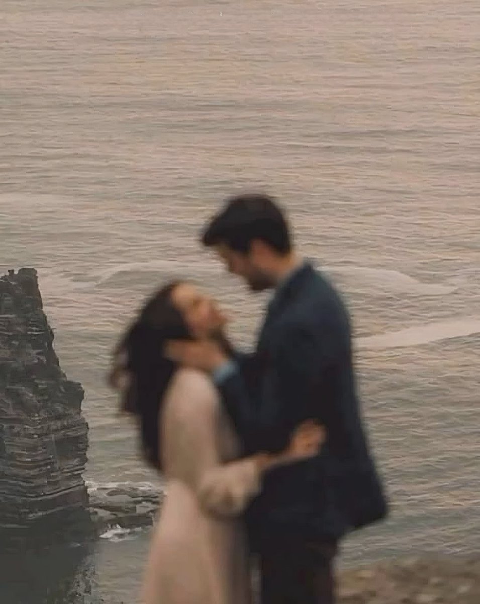 voidwithverses's tweet photo. 𝘈 𝘜𝘯𝘪𝘷𝘦𝘳𝘴𝘪𝘵𝘺 𝘥𝘦𝘨𝘳𝘦𝘦, 𝘧𝘰𝘶𝘳 𝘣𝘰𝘰𝘬𝘴 𝘢𝘯𝘥 𝘩𝘶𝘯𝘥𝘳𝘦𝘥𝘴 𝘰𝘧 𝘢𝘳𝘵𝘪𝘤𝘭𝘦𝘴 𝘢𝘯𝘥 𝘐 𝘴𝘵𝘪𝘭𝘭 𝘮𝘢𝘬𝘦 𝘮𝘪𝘴𝘵𝘢𝘬𝘦𝘴 𝘸𝘩𝘦𝘯 𝘳𝘦𝘢𝘥𝘪𝘯𝘨. 𝘠𝘰𝘶 𝘸𝘳𝘰𝘵𝘦 𝘮𝘦 “𝘨𝘰𝘰𝘥 𝘮𝘰𝘳𝘯𝘪𝘯𝘨” 𝘢𝘯𝘥 𝘐 𝘳𝘦𝘢𝘥 𝘪𝘵 𝘢𝘴 “𝘐 𝘭𝘰𝘷𝘦 𝘺𝘰𝘶”
~𝘔𝘈𝘏𝘔𝘖𝘜𝘋 𝘋𝘈𝘙𝘞𝘐𝘚𝘏