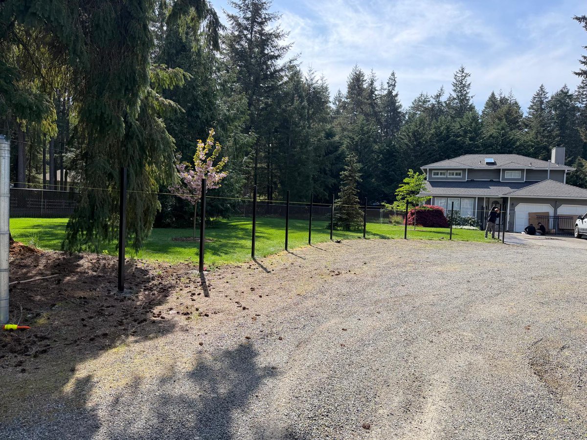 LlcDios's tweet image. ✨ From old to amazing ✨
See how we transformed this space with a strong, secure, and stylish fence. 💪🏡
#BeforeAndAfter #FenceTransformation #HomeUpgrade