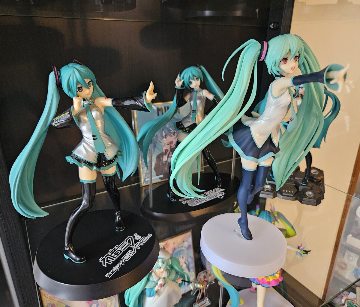 Un de mes rêves depuis le collège c'était d'avoir une vitrine où exposer des figurines, je suis trop contente !!! ✨️