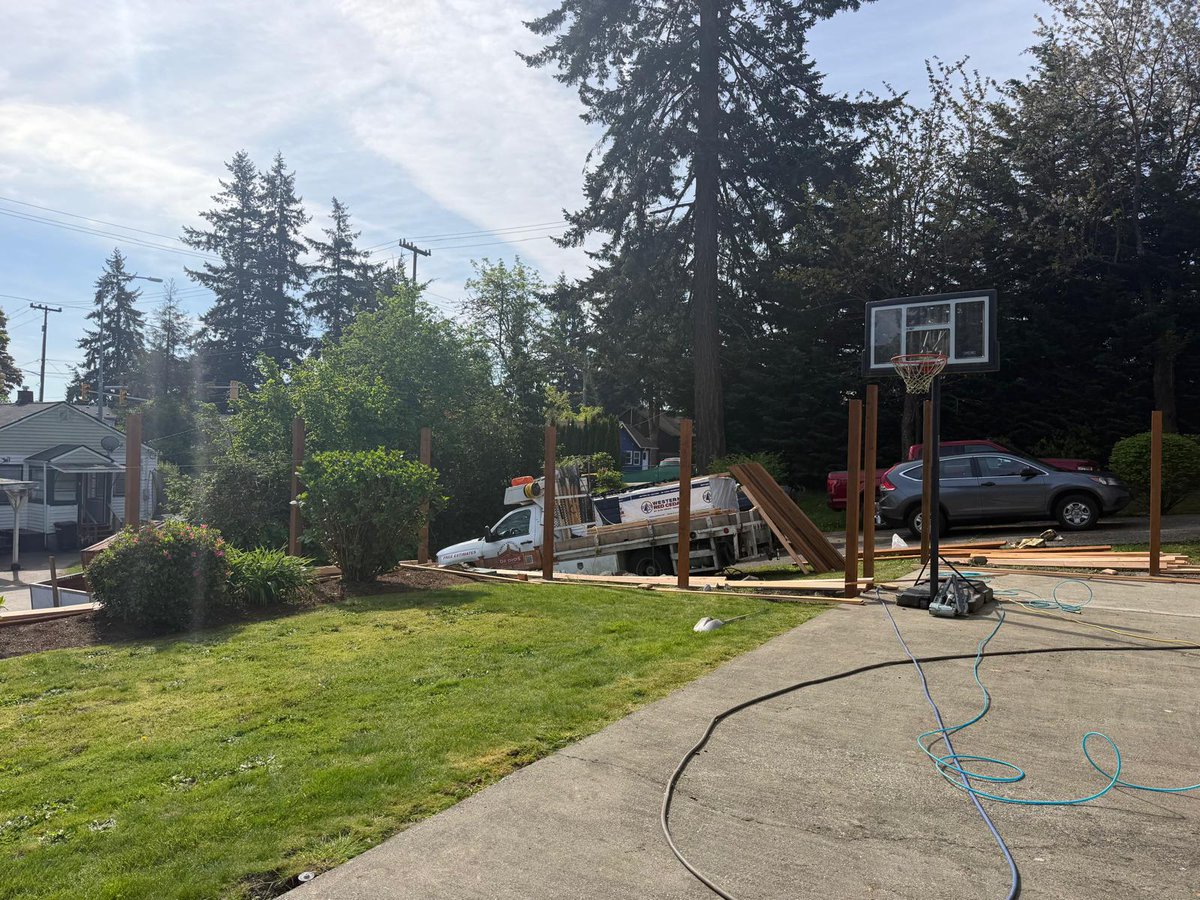 LlcDios's tweet image. Check out the amazing transformation! 🔨
From outdated fences to a perfect new look with top-quality materials and craftsmanship.

📞 206-910-1097
🌐 dediosconstructionllc.com

#BeforeAndAfter #FenceSpecialist #DeDiosConstruction #FenceInstallation #HomeImprovement