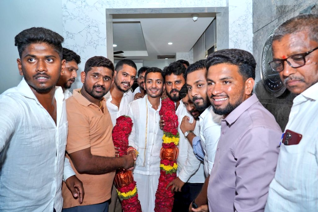 SS_Mallikarjun_'s tweet photo. ಡಾ.ಶಾಮನೂರು ಶಿವಶಂಕರಪ್ಪಾಜಿಯವರ ಆಶೀರ್ವಾದದಿಂದ ಅವರ ಕ್ಷೇತ್ರದ ಪ್ರತಿನಿಧಿಯಾಗಿ ಅಪ್ಪಾಜಿಯವರ ಕೆಲಸಗಳನ್ನು ಮುಂದುವರೆಸುವ ಜವಾಬ್ದಾರಿ ನೀಡಿದ ಎಲ್ಲಾ ಮತದಾರರಿಗೆ ಅನಂತ ಧನ್ಯವಾದಗಳು... https://t.co/LfdbIXK1y3