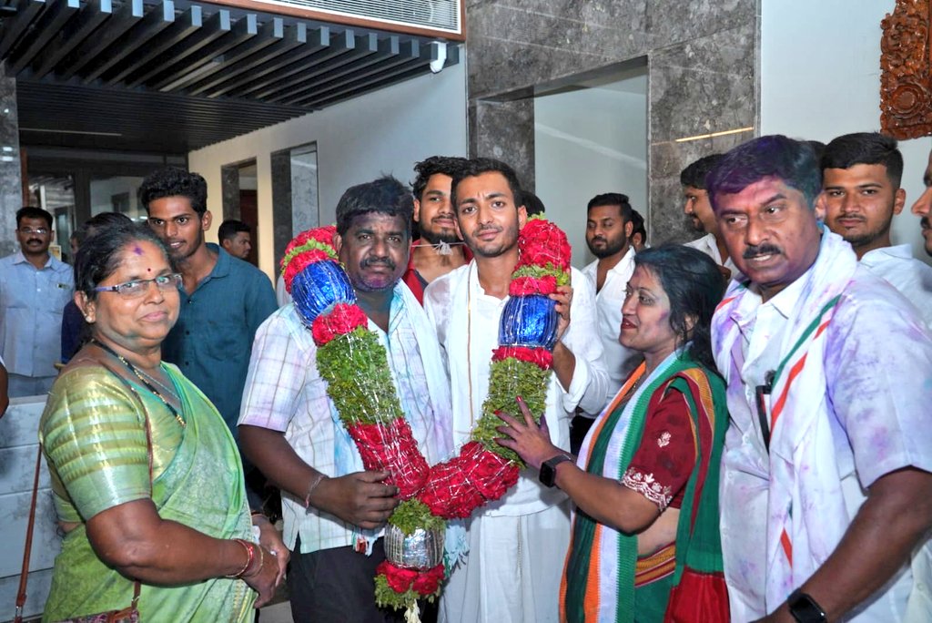 SS_Mallikarjun_'s tweet photo. ಡಾ.ಶಾಮನೂರು ಶಿವಶಂಕರಪ್ಪಾಜಿಯವರ ಆಶೀರ್ವಾದದಿಂದ ಅವರ ಕ್ಷೇತ್ರದ ಪ್ರತಿನಿಧಿಯಾಗಿ ಅಪ್ಪಾಜಿಯವರ ಕೆಲಸಗಳನ್ನು ಮುಂದುವರೆಸುವ ಜವಾಬ್ದಾರಿ ನೀಡಿದ ಎಲ್ಲಾ ಮತದಾರರಿಗೆ ಅನಂತ ಧನ್ಯವಾದಗಳು... https://t.co/LfdbIXK1y3