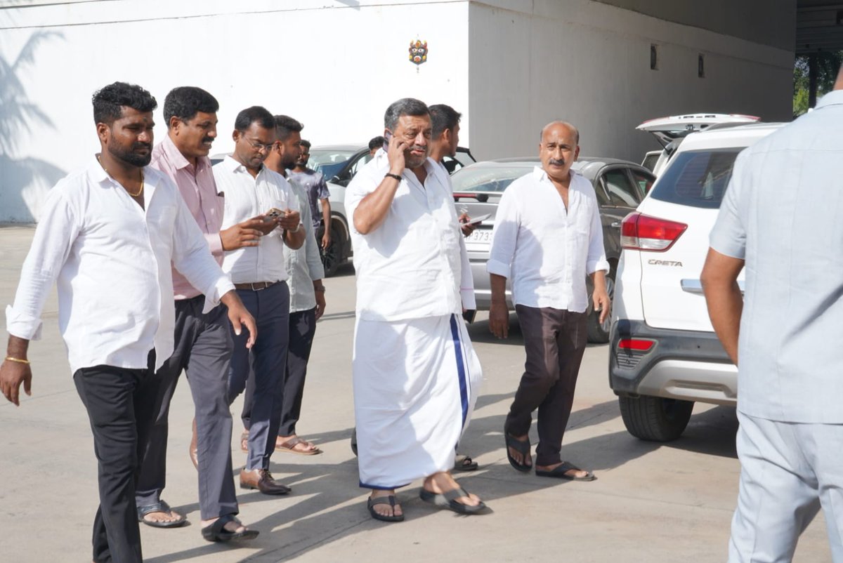 SS_Mallikarjun_'s tweet photo. ಡಾ.ಶಾಮನೂರು ಶಿವಶಂಕರಪ್ಪಾಜಿಯವರ ಆಶೀರ್ವಾದದಿಂದ ಅವರ ಕ್ಷೇತ್ರದ ಪ್ರತಿನಿಧಿಯಾಗಿ ಅಪ್ಪಾಜಿಯವರ ಕೆಲಸಗಳನ್ನು ಮುಂದುವರೆಸುವ ಜವಾಬ್ದಾರಿ ನೀಡಿದ ಎಲ್ಲಾ ಮತದಾರರಿಗೆ ಅನಂತ ಧನ್ಯವಾದಗಳು... https://t.co/LfdbIXK1y3