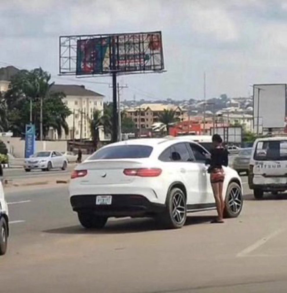 If una like make una drag me

If  I have this kind of car and I choose to womanize, I will still carry this kind of babe, cus their cost is very very minimal and many of them are clean too.

Come Okoko come see how much them dy charge na. 

You fit give her 50k make you fuck her