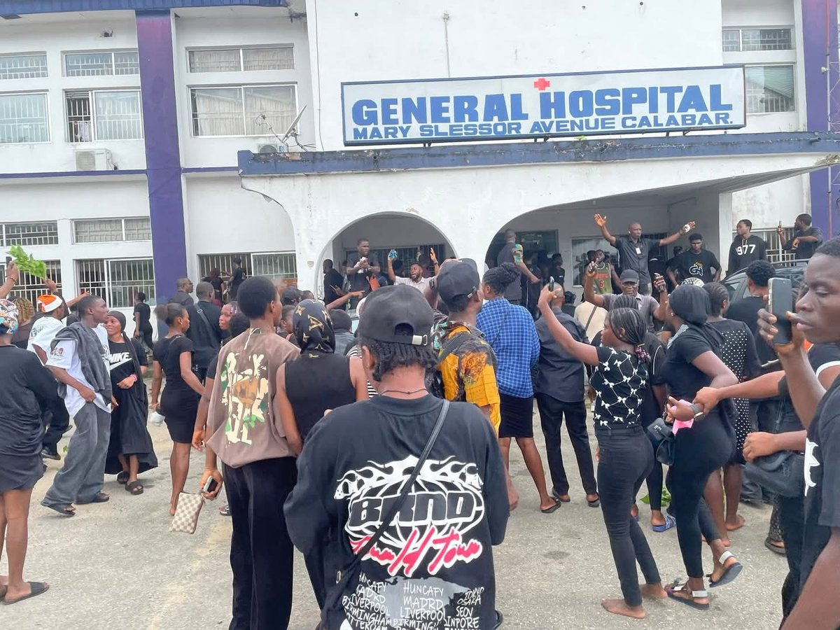 unicalstudents's tweet photo. PHOTO NEWS of UNICROSS protesters during the scene of protest.
According to students leaders, their aim wasn’t about destruction till hoodlums took over the protest.
#unicross #calabar https://t.co/99qENsk9xC