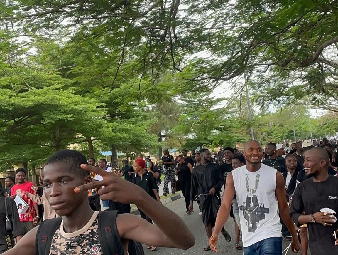 unicalstudents's tweet photo. PHOTO NEWS of UNICROSS protesters during the scene of protest.
According to students leaders, their aim wasn’t about destruction till hoodlums took over the protest.
#unicross #calabar https://t.co/99qENsk9xC