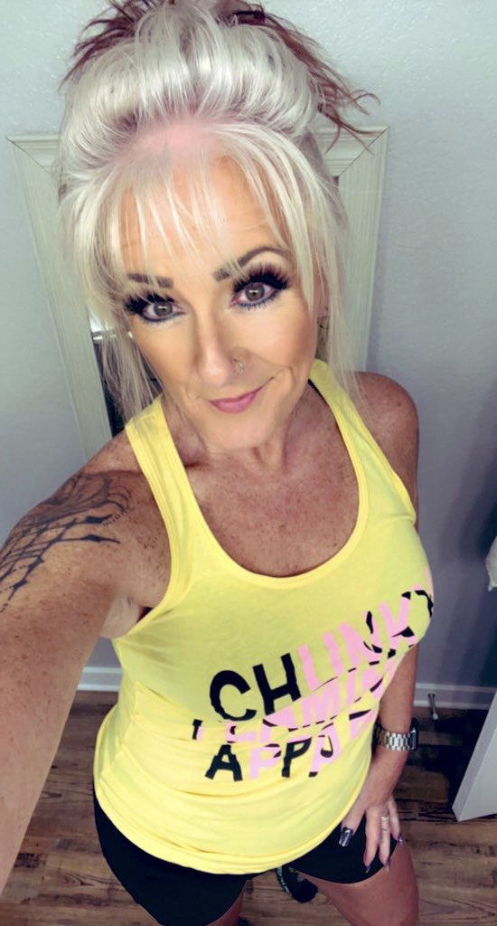 ChunkyFlamingo's tweet photo. It’s #MingoMonday and a great idea to grab that flamingo loving mom or wife some ChunkyFlamingo swag for #MothersDay!So grab something today and use the code Chunky20 and save 20%! Head on over to https://t.co/LUjejp9fP0 now and it will ship today and should be there in time! https://t.co/1u9P9kHsHU