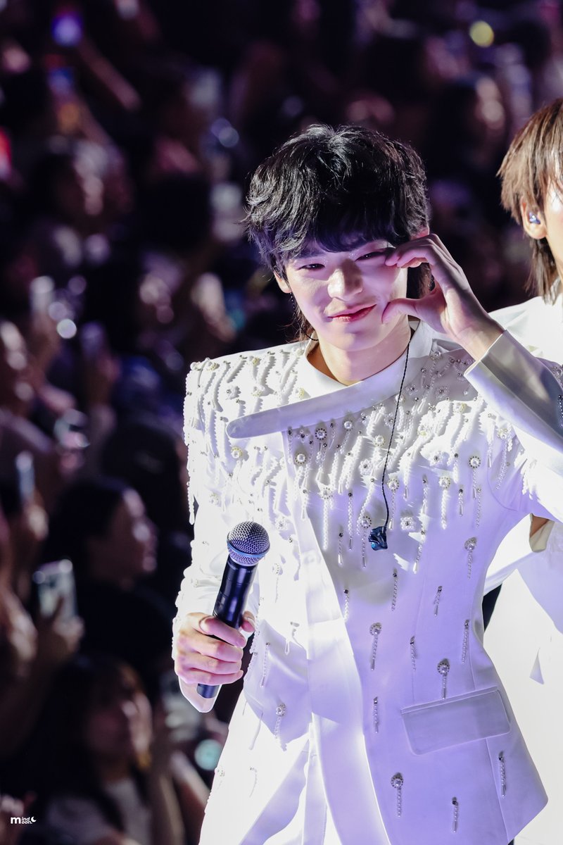 ชอบมองเวลาป๋ออายคอนเทคกับแฟนคลับ เป็นคนพูดน้อยที่สื่อสารทุกอย่างผ่านทางสายตาใส่ใจและจริงใจเสมอเลย 

#DMDLAND3DAY1
#PorSuppakarn