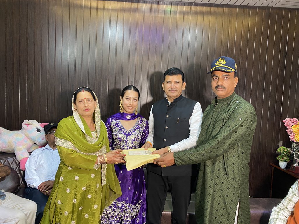 Prakashranabjp's tweet image. आज अपने विधानसभा क्षेत्र के विभिन्न स्थानों पर आयोजित शादी समारोहों एवं अन्य सामाजिक कार्यक्रमों में शामिल होने का अवसर प्राप्त हुआ।

सभी परिवारजनों को इस शुभ अवसर पर हार्दिक बधाई एवं शुभकामनाएँ।

ईश्वर से सभी के सुख, समृद्धि और खुशहाली की कामना करता हूँ। 💐
#Congratulations