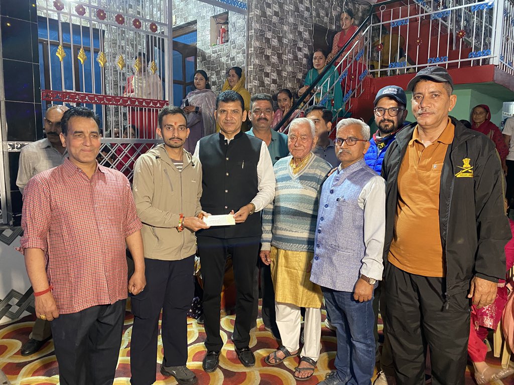 Prakashranabjp's tweet image. आज अपने विधानसभा क्षेत्र के विभिन्न स्थानों पर आयोजित शादी समारोहों एवं अन्य सामाजिक कार्यक्रमों में शामिल होने का अवसर प्राप्त हुआ।

सभी परिवारजनों को इस शुभ अवसर पर हार्दिक बधाई एवं शुभकामनाएँ।

ईश्वर से सभी के सुख, समृद्धि और खुशहाली की कामना करता हूँ। 💐
#Congratulations