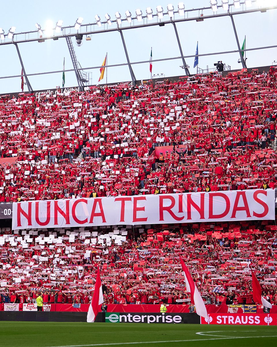 Por nuestros padres, por nuestras madres,
por nuestros hermanos y por nuestros hijos.
Por los que se fueron, por los que están
y por los que vendrán.

Por ti. Por mí | <a href="/SevillaFC/">Sevilla Fútbol Club</a> 

#VamosMiSevilla