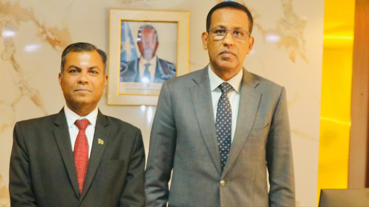 SomaliainKenya's tweet image. Somali Amb @Ijabril received H.E. Chiranjib Sarker, High Commissioner of Bangladesh for a courtesy call. Discussed a range of issues of mutual interest, including ways to further strengthen bilateral relationship between #Somalia and #Bangladesh &amp;amp; cooperation at the #UNSC &amp;amp; #UNGA