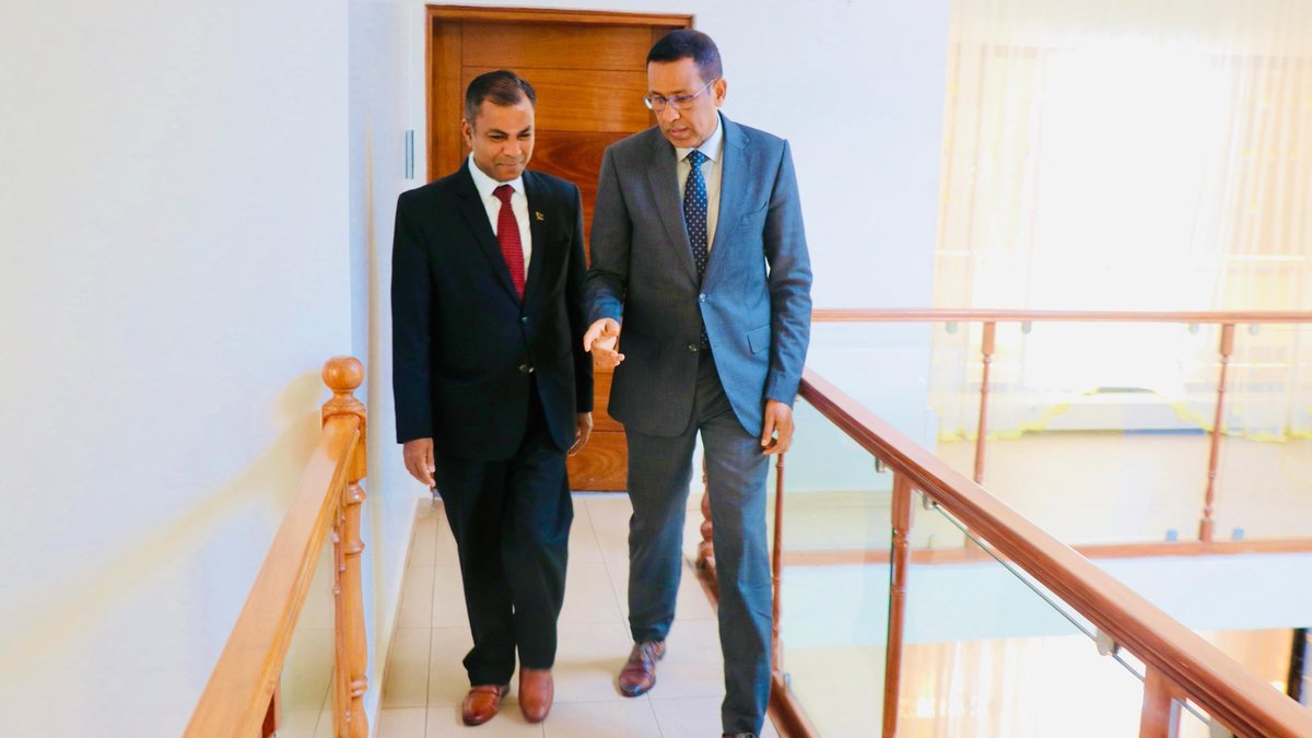 SomaliainKenya's tweet image. Somali Amb @Ijabril received H.E. Chiranjib Sarker, High Commissioner of Bangladesh for a courtesy call. Discussed a range of issues of mutual interest, including ways to further strengthen bilateral relationship between #Somalia and #Bangladesh &amp;amp; cooperation at the #UNSC &amp;amp; #UNGA