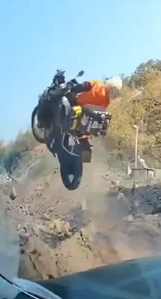 846ak's tweet photo. 中国雲南省の狭い山道をバイクで走行していた中国人の女性が突然コントロールを失い、崖から滑り落ち、深い渓谷に数百フィート転落しました。 https://t.co/4JpZLy20hl