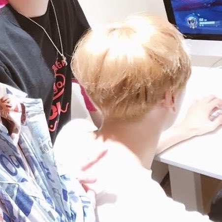 적 tweet media