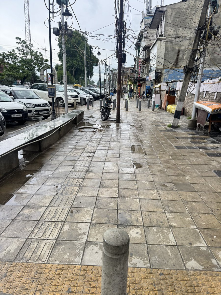 tahirlone15974's tweet photo. Smart City Srinagar was inaugurated recently, yet parts of the city now look like an ancient ruin. Uprooted tiles on footpaths, unnecessarily narrow roads with oversized pavements, and broken grey poles that should have been bright yellow for visibility create hazards especially at night. Pedestrians clothes and shoes get ruined, and it’s a nightmare for everyone. Worst on emergency routes like Karan NagarSoura Road, near SMHS, Dental,  and Shireen Bagh Hospitals Traffic chaos, ambulances struggle to move, patients suffer delays. This is unacceptable.Attaching video of the mess. Authorities, please act! @sclsrinagar @srinagaradmin @akshaylabroo
@MehboobaMufti 
@parawahid 
#SmartCitySrinagar #Srinagar #FixOurCity