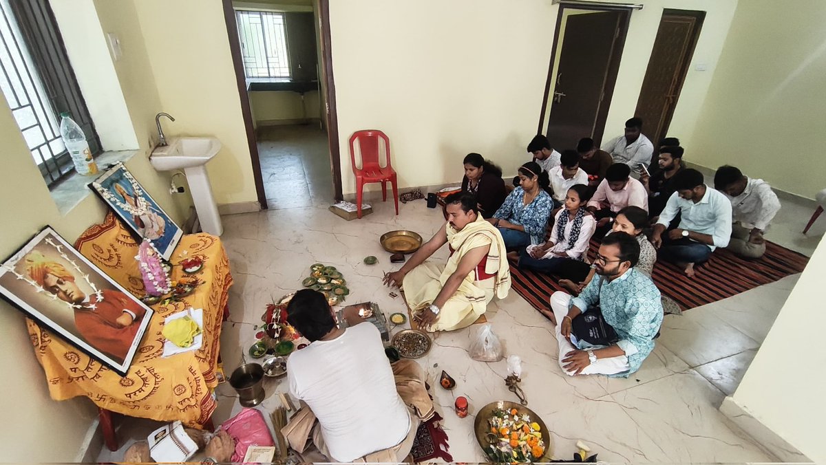 arunkABVP's tweet photo. ଆଜି ଅଖିଳ ଭାରତୀୟ ବିଦ୍ୟାର୍ଥୀ ପରିଷଦ ବଲାଙ୍ଗିର ବିଭାଗର #ବିଭାଗ_କାର୍ଯ୍ୟାଳୟ ବଲାଙ୍ଗିର ସ୍ଥିତ ପେଲେସ-ଲାଇନ ଠାରେ ଆରମ୍ଭ ତଥା ଶ୍ରୀ ବିଘ୍ନରାଜଙ୍କ ପୂଜାର୍ଚ୍ଚନା ହୋଇଯାଇଅଛି। @abvpodisha
@ABVPVoice @BaghBuddhadev https://t.co/7qUAZuvHEo