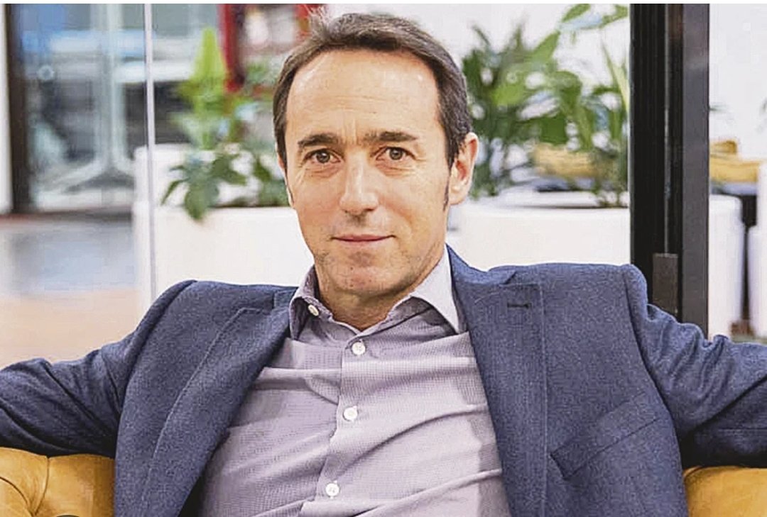 Marcos Galperin es argentino, vive en Uruguay. Es el dueño de MercadoLibre y es multimillonario. Ayer en esta red se burló de una señora mayor que no puede llegar a fin de mes. Es inexplicable como este tipo llegó a ser una persona tan despreciable.