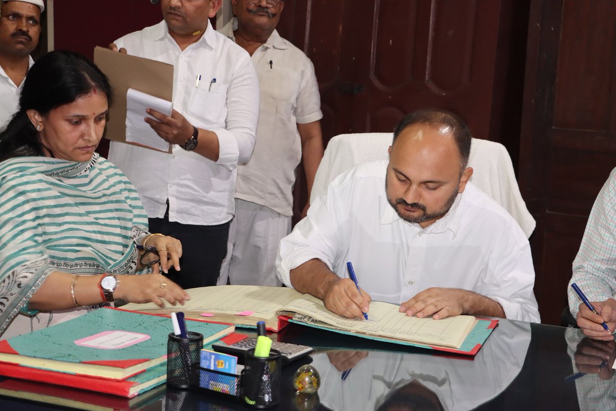 dmpratapgarh's tweet photo. आज दिनांक 04.05.2026 को श्री अभिषेक पाण्डेय (IAS) ने कोषागार पहुंचकर जिलाधिकारी प्रतापगढ़ का कार्यभार ग्रहण किया। https://t.co/RN1hCkfoQ7