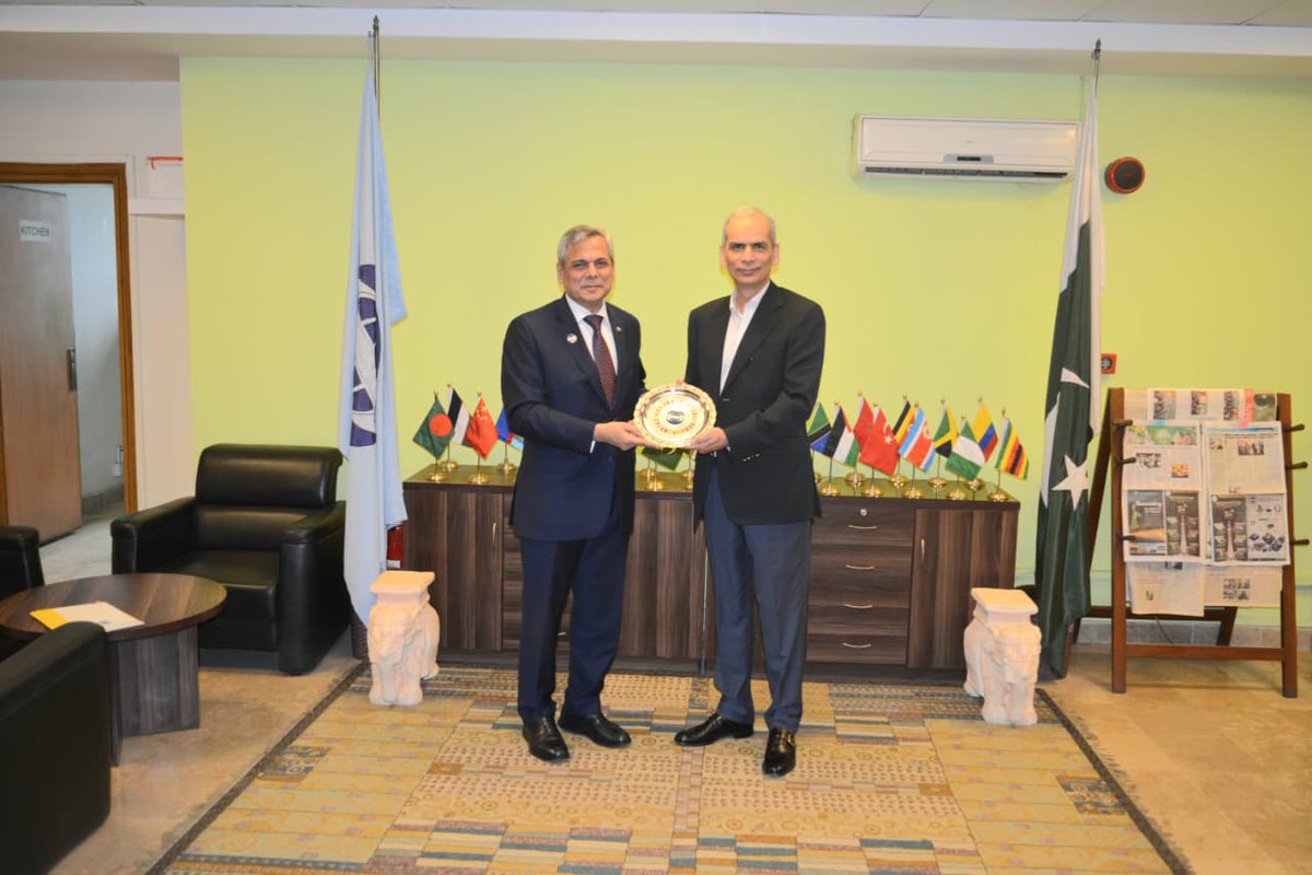 COMSATS_en's tweet photo. ED #COMSATS, Amb @ZakariaNafees received Wafaqi Ombudsman Honourable Naveed Kamran Baloch at COMSATS Secretariat. Both sides discussed strengthening institutional collaboration & advancing public service delivery through S&T cooperation. ED COMSATS appreciated the Federal Ombudsman’s vision for improving service delivery & efficiency through STI, and briefed him on COMSATS initiatives. The Honourable Ombudsman, noting the prevailing energy crisis, encouraged transition from ICE to EV and appreciated COMSATS leadership’s endeavours in offering technology transfer to Member States in the EV domain.

#COMSATS #STI #Pakistan #Ombudsman