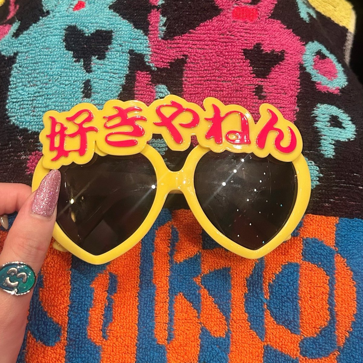 ai_k0l2's tweet photo. @aiko_dochibi aiko~!♡
今日も今日しかない素敵なライブをありがとう🫶🏻
バルコニー2階席から最っ高に楽しんでたんだけど見えてたかな𛰙᭜𖫴𖫰𖫱𖫳𖫲𖫲𖫳𖫴𖫰𖫱꛰ ᭜𖫴𖫰𖫱𖫳𖫲𖫲𖫳𖫴𖫰𖫱꛰ಣ🌟
aikoとお揃いのメガネしてたらaikoもメガネのポーズしてくれた気がする⸜(⚯)⸝♡
首には『好きやねん』もかけてたよ👓 https://t.co/mIFAzrORlR