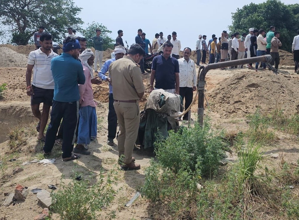 Chhotukingoffi1's tweet image. #आगरा: ट्यूबवेल के कुएं में युवती का शव, कुएं से उठी दुर्गंध, ग्रामीणों ने पुलिस बुलाई, पुलिस ने शव बोरवेल से निकलवाया बाहर, एत्मादपुर क्षेत्र के रहन कला का मामला 

#Agra #CrimeNews #UnidentifiedBody @agrapolice