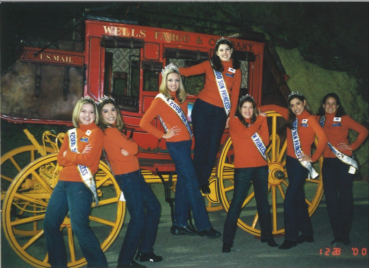 SunBowlEP's tweet photo. It is much more than a crown and sash 👑 Join one of El Paso's most rich traditions and apply for the @sunbowlsuncourt TODAY!

📱💻 For more information and applications, visit https://t.co/BbojV5634K

#TonyTheTigerSB #SunBowl #ElPaso #SunCourt #Community https://t.co/UVWv471b2d