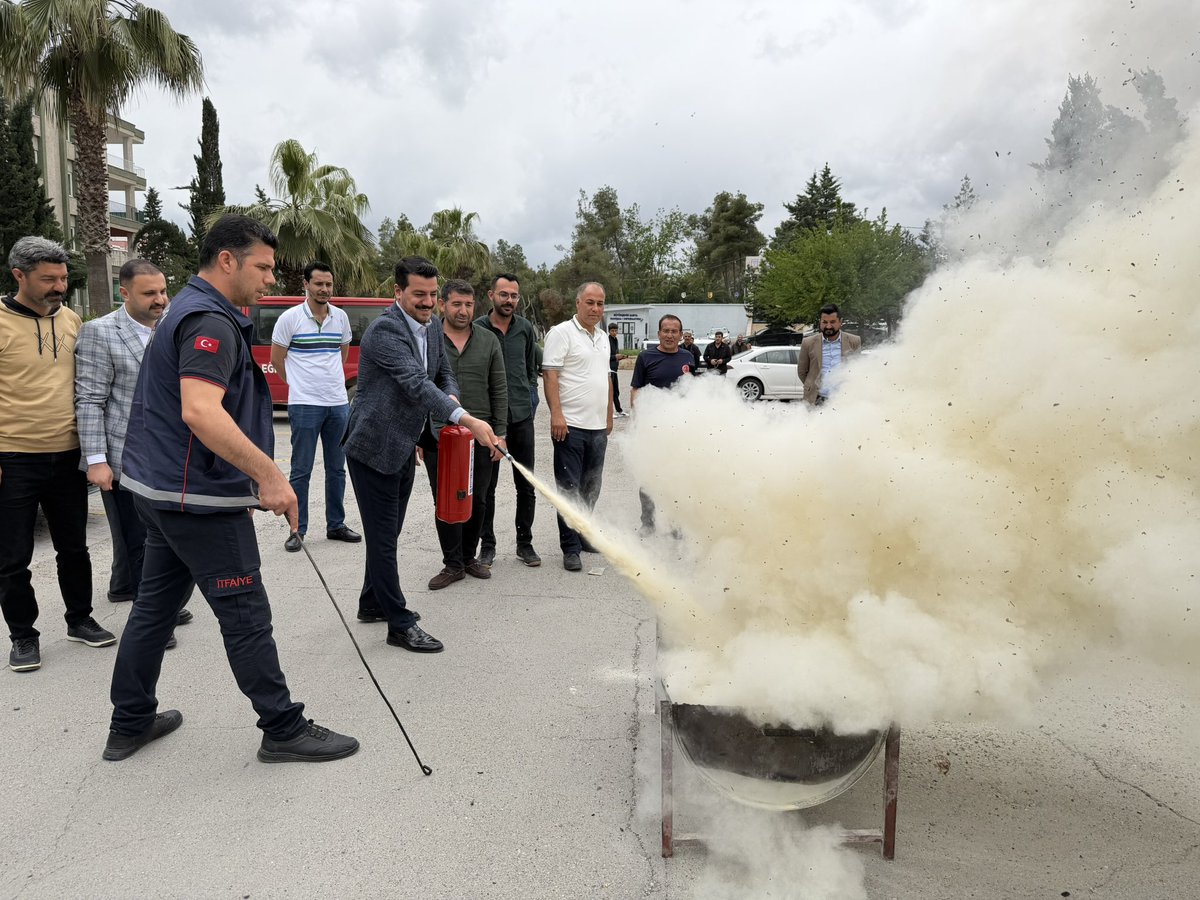 SanbelEnerjiAs's tweet photo. 🚒🔥 Şirketimiz bünyesinde, iş sağlığı ve güvenliği faaliyetleri kapsamında, Şanlıurfa Büyükşehir Belediyesi İtfaiye Daire Başkanlığı’nın destekleriyle personelimize yönelik yangın güvenliği eğitimi düzenlenmiştir.

Gerçekleştirilen eğitimde; yangının oluşum nedenleri, yangın türleri ve yangın söndürme yöntemleri hakkında kapsamlı bilgilendirme yapılmış olup, eğitimin ardından uygulamalı yangın söndürme tatbikatı gerçekleştirilmiştir 🔥🧯.

🚨Bu kapsamda, çalışanlarımızın olası acil durumlara karşı bilinç düzeyinin artırılması ve doğru, etkin müdahale becerilerinin geliştirilmesi hedeflenmiştir.

@sanliurfabld @MithatCanKutluc