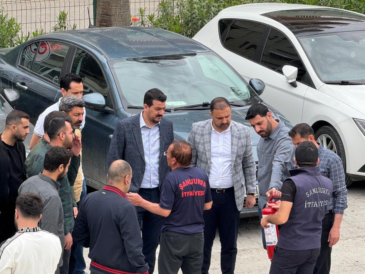 SanbelEnerjiAs's tweet photo. 🚒🔥 Şirketimiz bünyesinde, iş sağlığı ve güvenliği faaliyetleri kapsamında, Şanlıurfa Büyükşehir Belediyesi İtfaiye Daire Başkanlığı’nın destekleriyle personelimize yönelik yangın güvenliği eğitimi düzenlenmiştir.

Gerçekleştirilen eğitimde; yangının oluşum nedenleri, yangın türleri ve yangın söndürme yöntemleri hakkında kapsamlı bilgilendirme yapılmış olup, eğitimin ardından uygulamalı yangın söndürme tatbikatı gerçekleştirilmiştir 🔥🧯.

🚨Bu kapsamda, çalışanlarımızın olası acil durumlara karşı bilinç düzeyinin artırılması ve doğru, etkin müdahale becerilerinin geliştirilmesi hedeflenmiştir.

@sanliurfabld @MithatCanKutluc