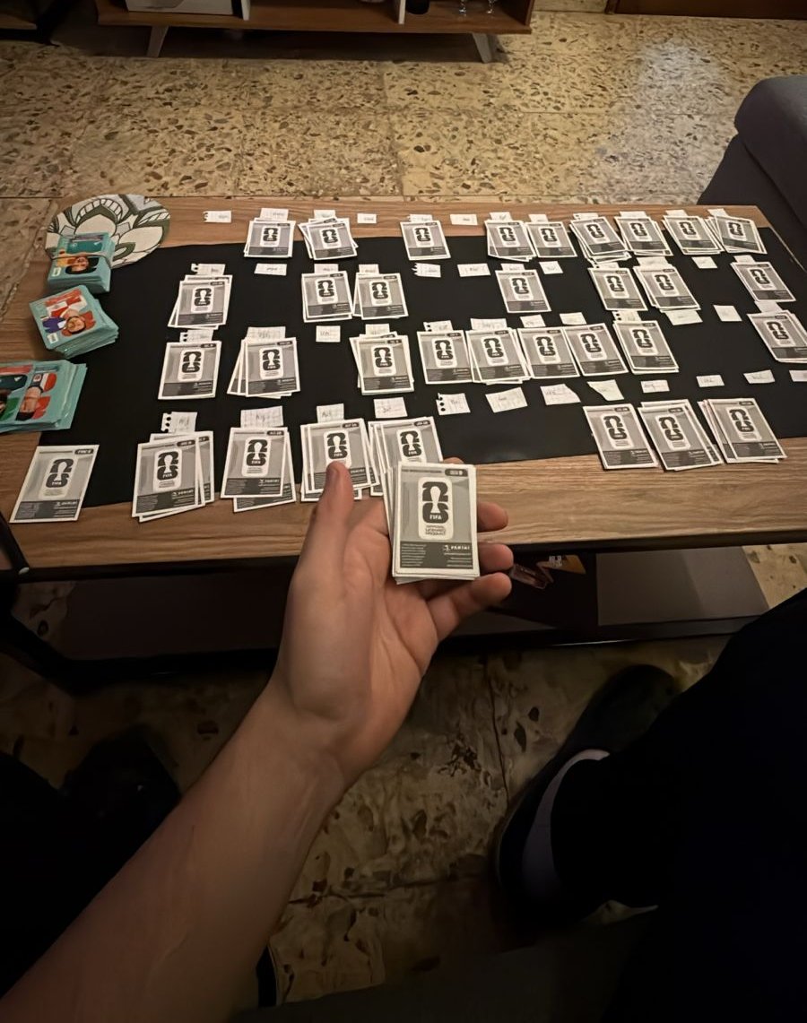 Con lo lindo y divertido que es pasar horas organizando todas las figuritas por grupo para después pegarlas, jamás lo entenderían.